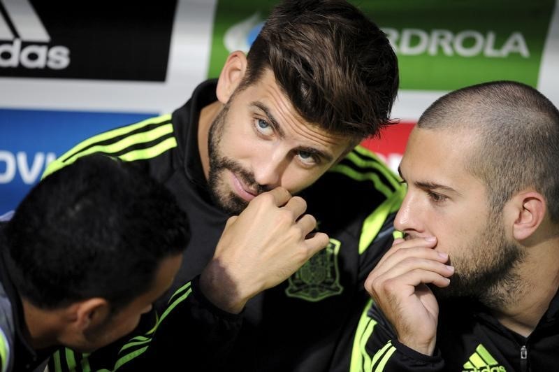 © Reuters. Spain's Pique talks with his teammates Jordi Alba and Pedro before  their international friendly soccer match in Leon, northern Spain