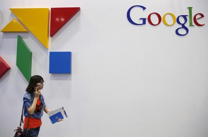 © Reuters. Woman walks past a logo of Google at the Global Mobile Internet Conference (GMIC) 2015 in Beijing