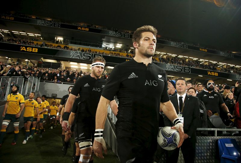 © Reuters. New Zealand's All Blacks captain Richie McCaw leads his team out to face Australia for their Bledisloe Cup rugby match at Eden Park in Auckland