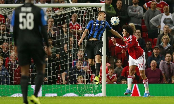 © Reuters. Marouane Fellaini, do Manchester, marca terceiro gol para o time