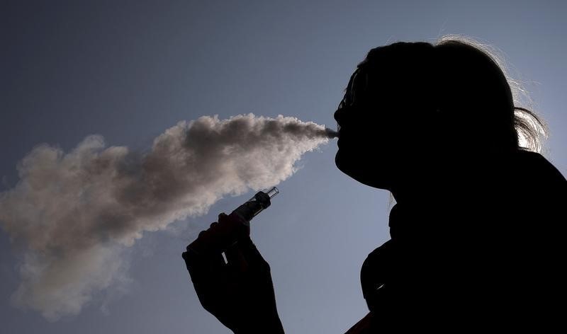 © Reuters. دراسة بريطانية: السجائر الالكترونية أقل ضررا من التبغ بنسبة 95 بالمئة