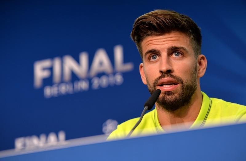 © Reuters. بيكي مدافع برشلونة يعتذر بعض طرده في كأس السوبر الاسبانية
