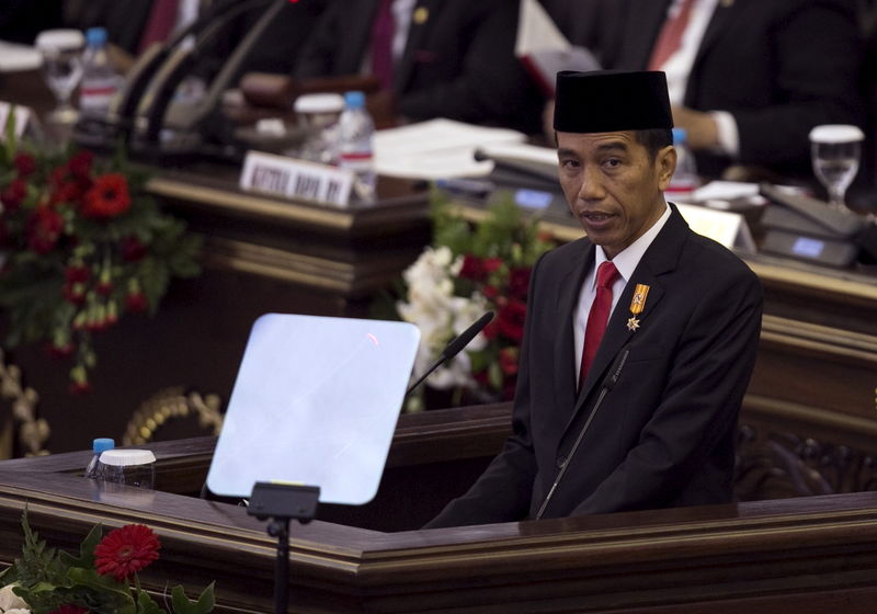 © Reuters. Indonesian President Joko Widodo addresses members of parliament in Jakarta