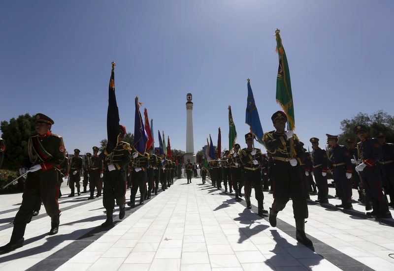 © Reuters. Afghan honor guards stand next to the minaret of liberty during Afghan Independence Day celebration in Kabul 