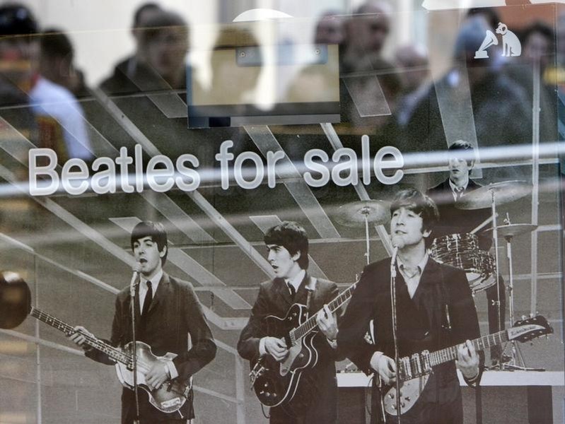 © Reuters. Primer contrato de grabación de los Beatles será subastado en Nueva York