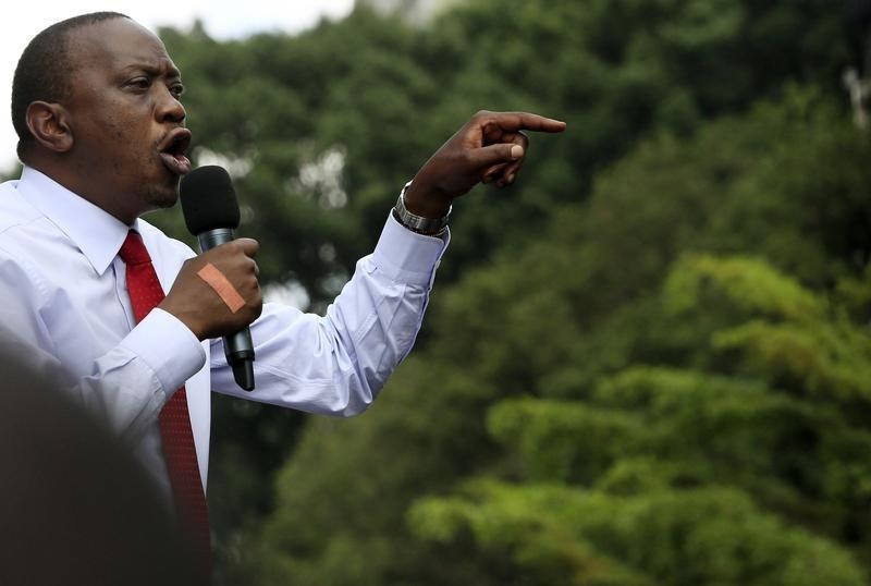 © Reuters. Kenya's President Uhuru Kenyatta addresses crowds of people who gathered to welcome him back in the capital Nairobi