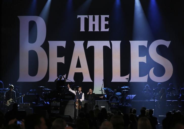© Reuters. طرح أول عقد تسجيلات لفرقة البيتلز في مزاد بنيويورك