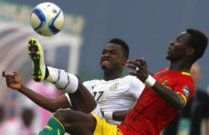 © Reuters. Baba Rahman of Ghana fights for the ball with Guinea's Mohamed Lamine Yattara during their quarter-final soccer match of the 2015 African Cup of Nations in Malabo