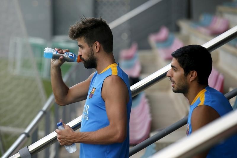 © Reuters. Gerard Piqué pide disculpas por la tarjeta roja recibida en la Supercopa