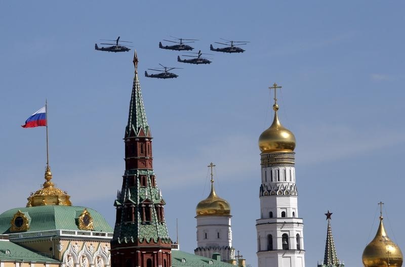 © Reuters. Ka-52 "Alligator" military helicopters fly in formation above Red Square and the Kremlin during a rehearsal for the Victory Day parade in central Moscow