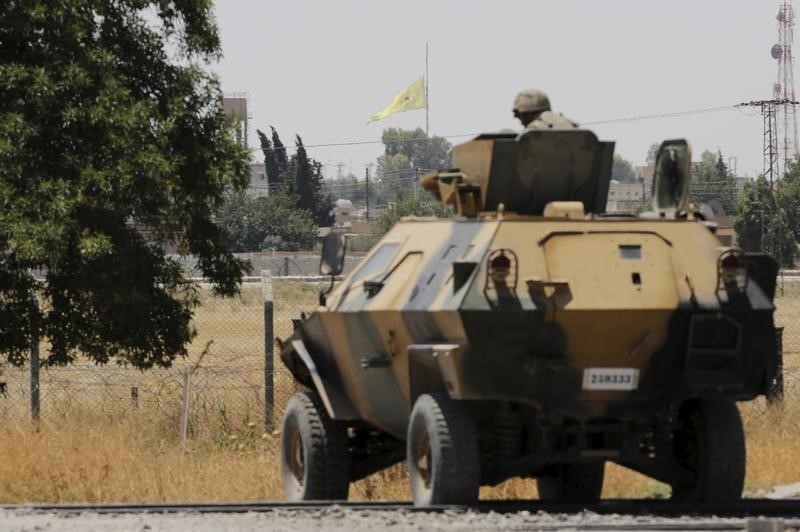 © Reuters. انتحاري يهاجم مقر قوات الأمن الداخلي الكردية في سوريا
