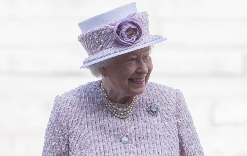 © Reuters. A punto de batir un récord en el trono, Isabel II no da señas de abdicación