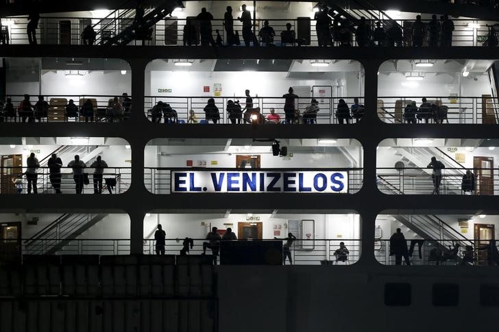 © Reuters. Navio Eleftherios Venizelos no porto da ilha de Kos com refugiados sírios