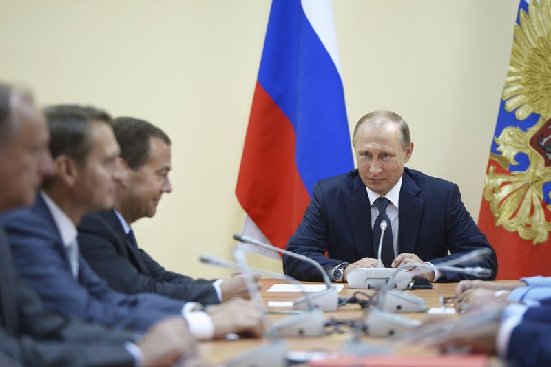 © Reuters. Russia's President Vladimir Putin chairs a meeting with members of the Security Council in Sevastopol