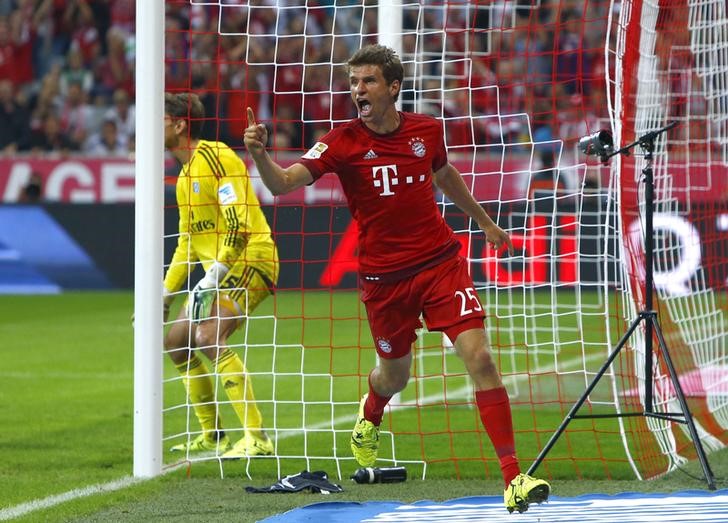 © Reuters. Meia-atacante Thomas Mueller, do Bayern de Munique, comemora gol marcado contra o Hamburgo, pelo Campeonato Alemão