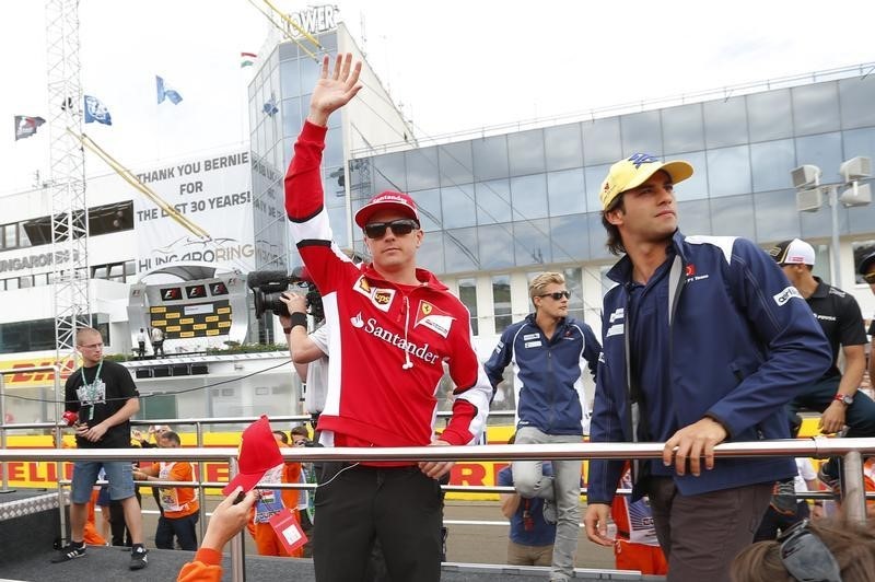 © Reuters. Raikkonen renueva contrato y seguirá en Ferrari en 2016