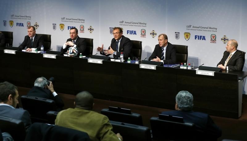 © Reuters. FIFA Secretary General Valcke addresses a news conference after a meeting of the IFAB in Zurich
