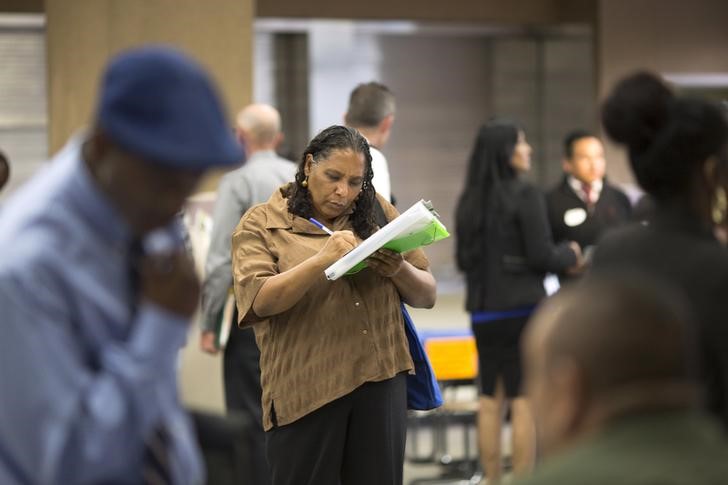 © Reuters. Mulher preenche ficha de emprego em Los Angeles