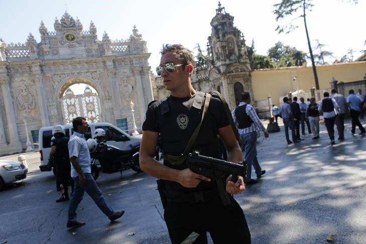 © Reuters. Policial turco patrulha região após tiroteio perto de palácio em Istambul