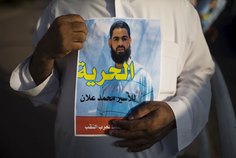 © Reuters. Manifestante beduíno exibe um cartaz durante protesto em Rahat