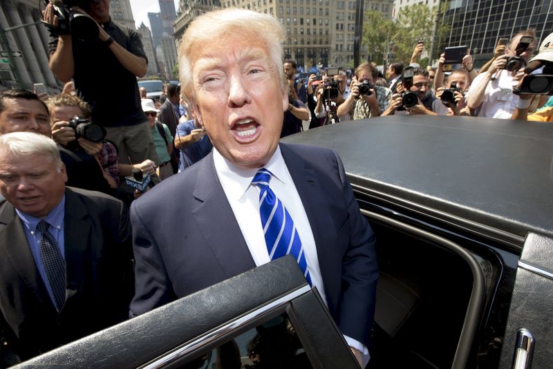 © Reuters. Donald Trump deixa tribunal em Nova York 