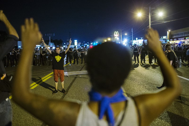 © Reuters. Manifestantes protestam em Ferguson