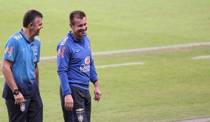 © Reuters. Rinaldi e Dunga durante treino em Porto Alegre