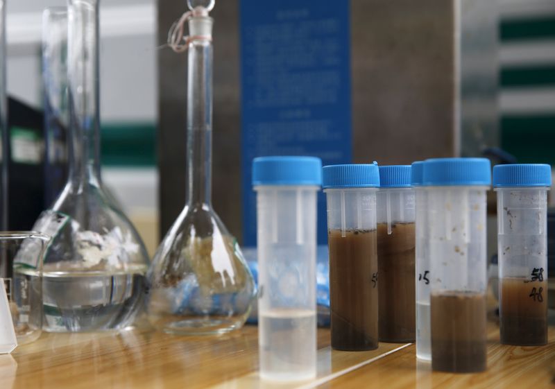 © Reuters. Soil samples taken from an area near last week's explosions are placed on a table at a monitoring station to check for environmental pollution, in Tianjin