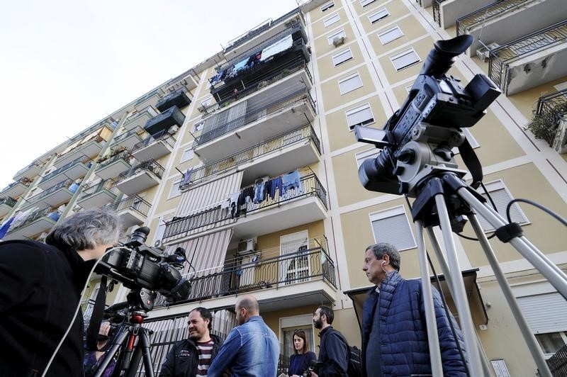 © Reuters. Media reporters wait outside Giovanni Lo Porto's family house in Palermo