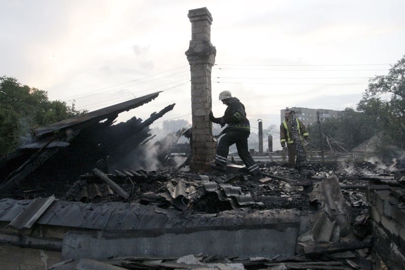 © Reuters. Bombeiro em escombros no leste da Ucrânia