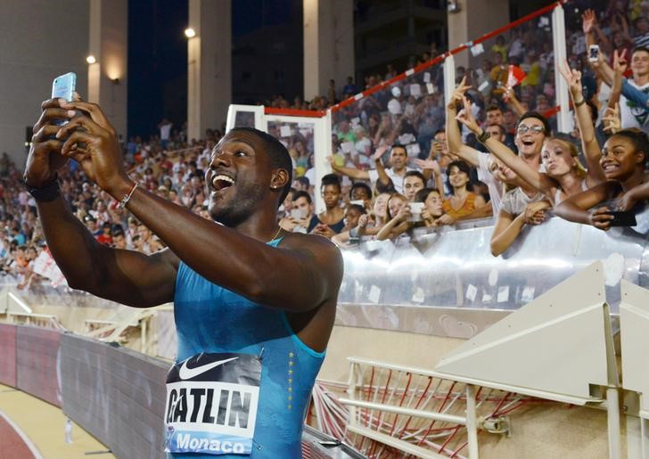 © Reuters. Justin Gatlin of the U.S. takes a selfie with supporters after winning the 100 meters men event at the IAAF Diamond League Herculis meeting at the Louis II Stadium in Monaco