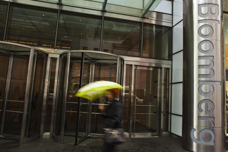 © Reuters. People walk past the Bloomberg building in New York