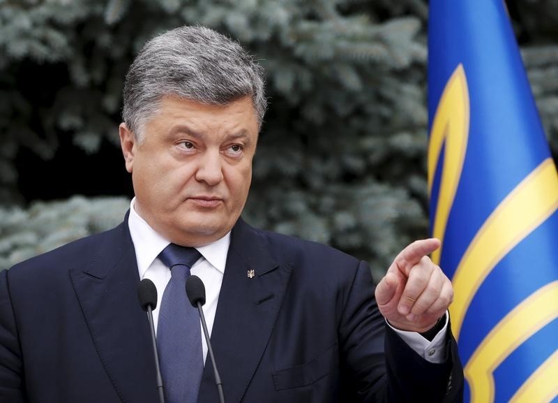 © Reuters. Ukraine's President Poroshenko gestures as he proposes his project of changes in the constitution on decentralizing power in Kiev