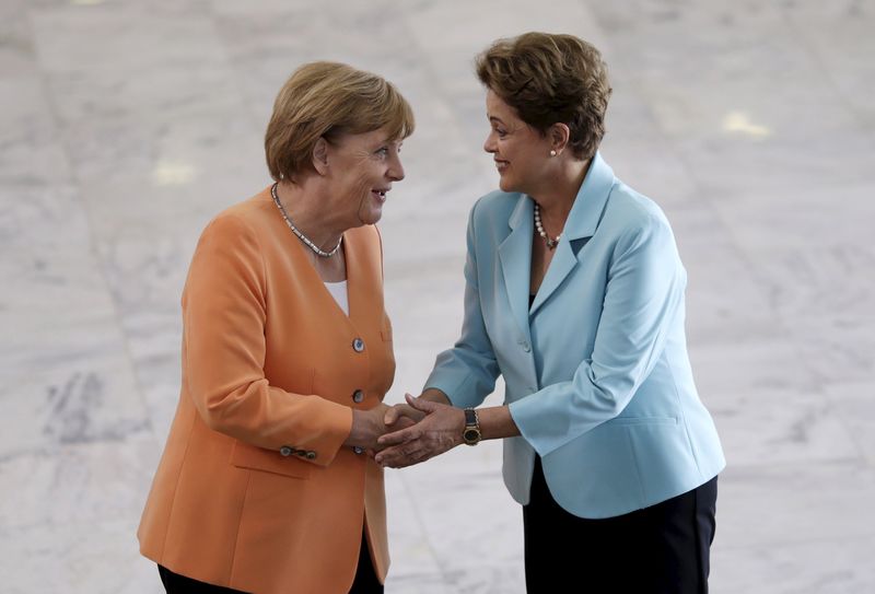 © Reuters. Chanceler alemã Angela Merkel (esquerda) cumprimenta a presidente Dilma Rousseff durante encontro no Palácio do Planalto, em Brasília