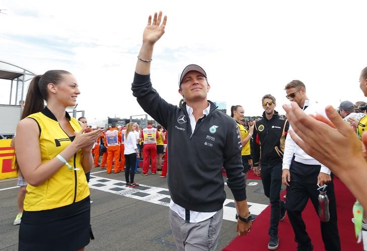 © Reuters. Mercedes Formula One driver Rosberg of Germany waves before the Hungarian F1 Grand Prix at the Hungaroring circuit, near Budapest