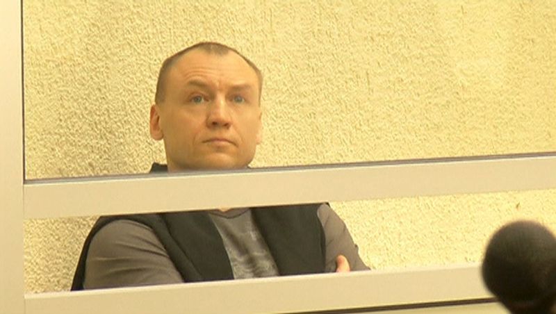 © Reuters. Video grab shows Estonian police officer Eston Kohver in a defendants' cage during a court hearing in Pskov, Russia