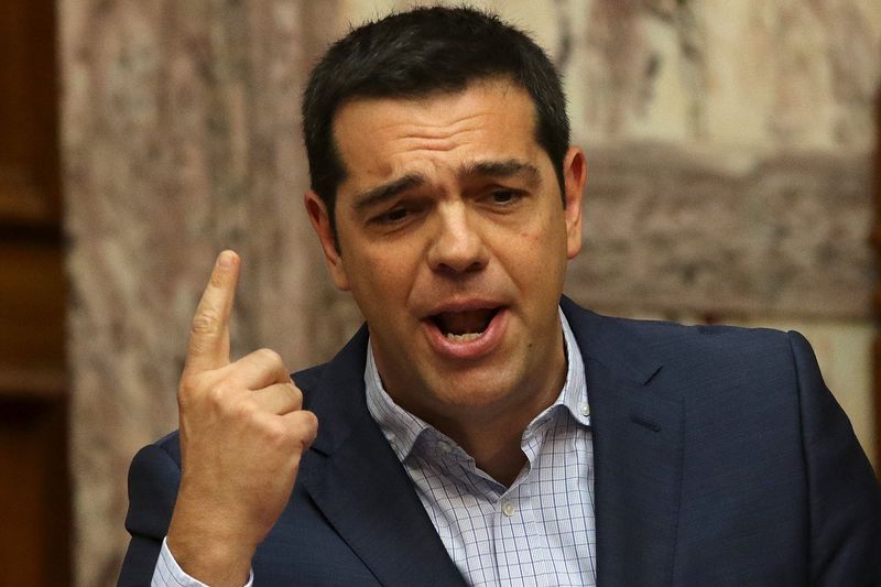 © Reuters. Premiê grego Alexis Tsipras responde a perguntas no Parlamento em Atenas