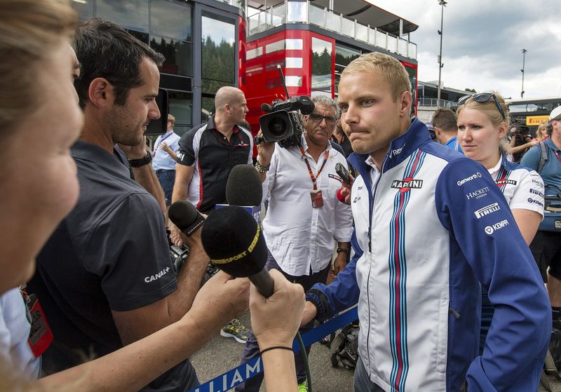 © Reuters. Valtteri Bottas é entrevistado no circuito belga de Spa-Francorchamps