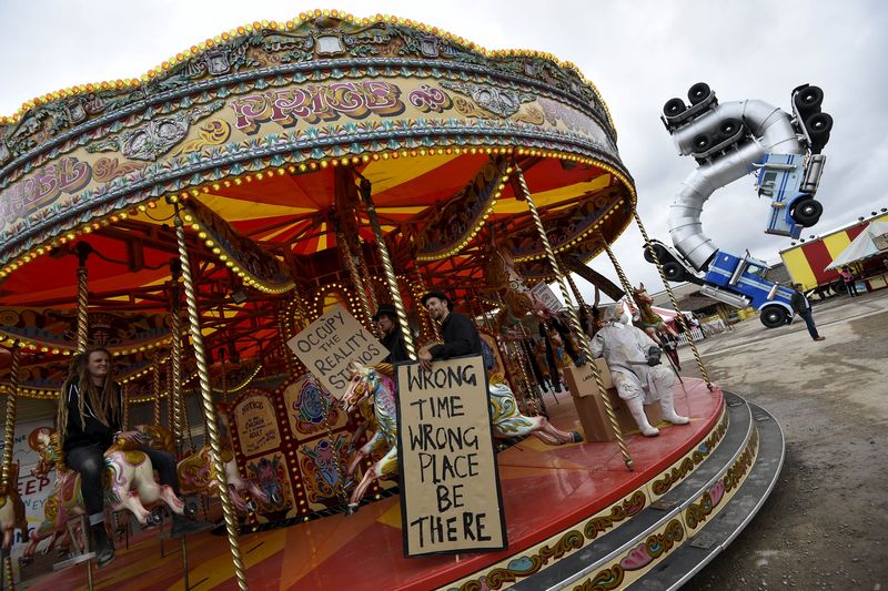 © Reuters. Carrossel em parque temático do artista Banksy na Inglaterra