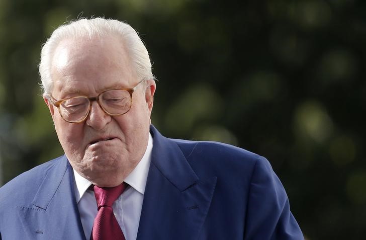 © Reuters. French far-right National Front founder Jean-Marie Le Pen arrives for a news briefing at the end of a hearing of the executive committee of the party at their headquarters in Nanterre