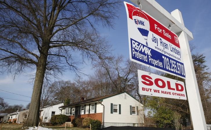 © Reuters. Home "SOLD" sign hangs in front of a house in Vienna, on the day the National Association of Realtors issues its Pending Home Sales for February report, in Virginia