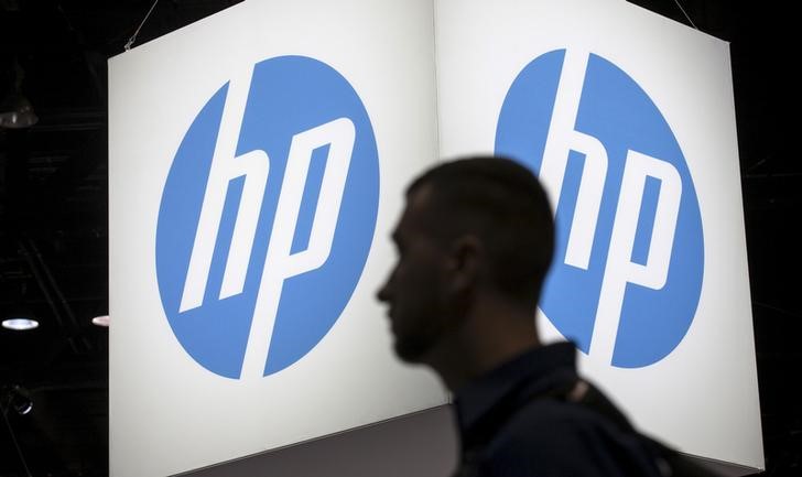 © Reuters. An attendee at the Microsoft Ignite technology conference walks past the Hewlett-Packard (HP) logo in Chicago