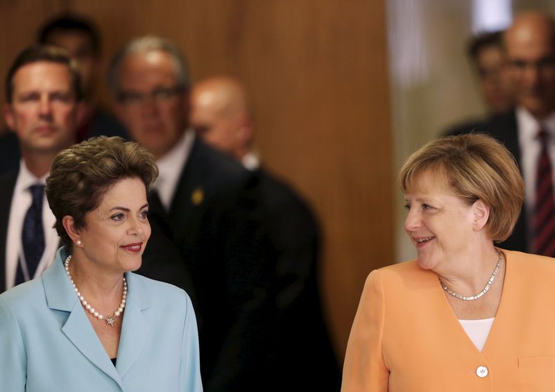 © Reuters. Presidente Dilma Rousseff e chanceler alemã, Angela Merkel, em Brasília