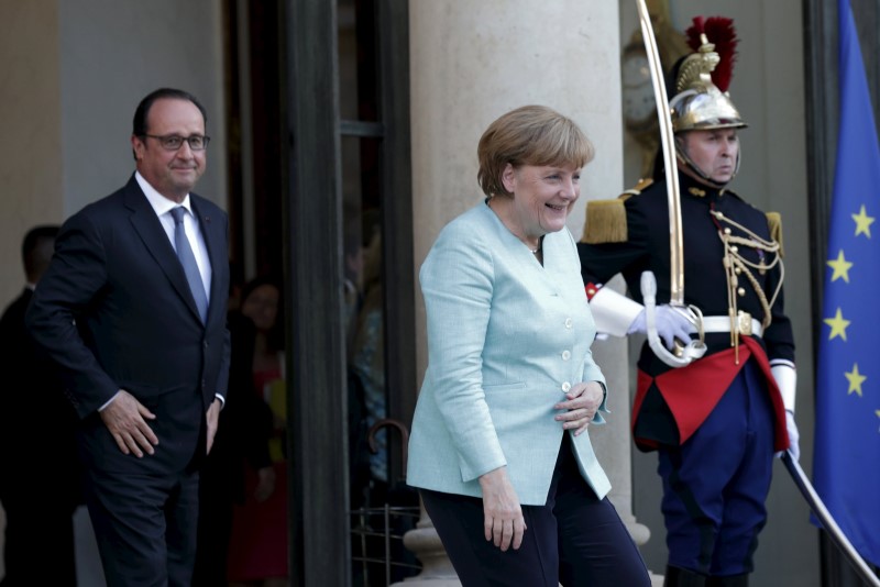 © Reuters. French President Hollande looks at German Chancellor Merkel as she leaves the Elysee Palace in Paris