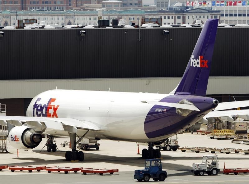 © Reuters. A FedEx plane sits on the tarmac at Logan International Airport in Boston