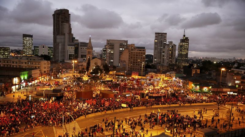 © Reuters. Manifestantes protestam no Largo da Batata, em São Paulo