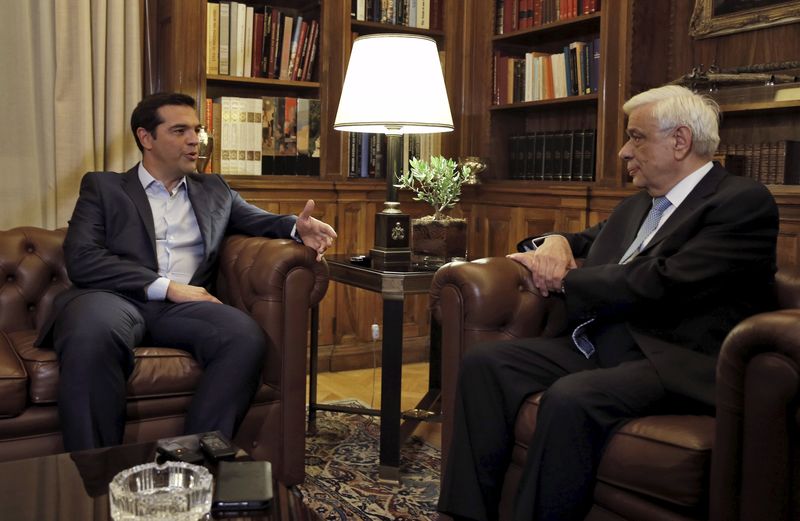 © Reuters. Premiê grego, Alexis Tsipras (à esquerda), é recebido pelo presidente grego