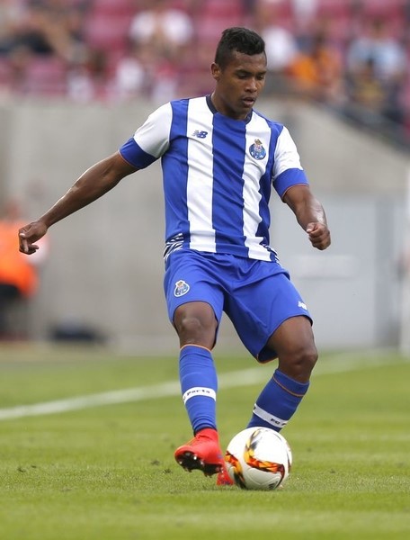 © Reuters. Alex Sandro, do Porto, em amistoso contra o Valencia