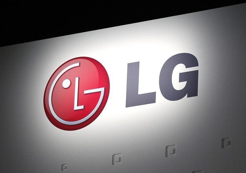 © Reuters. LG Electronics' company logo is displayed at their news conference at the Consumer Electronics Show (CES) in Las Vegas