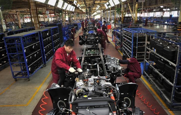 © Reuters. Workers install the chassis along a production line at a truck factory of Anhui Jianghuai Automobile Co. Ltd (JAC Motors) in Hefei